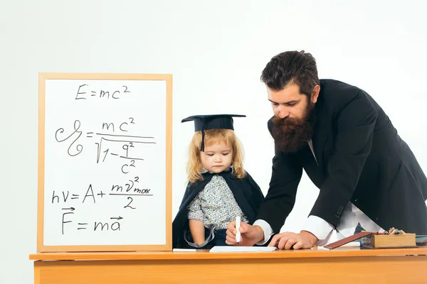 Professore uomo che scrive con bambino — Foto Stock