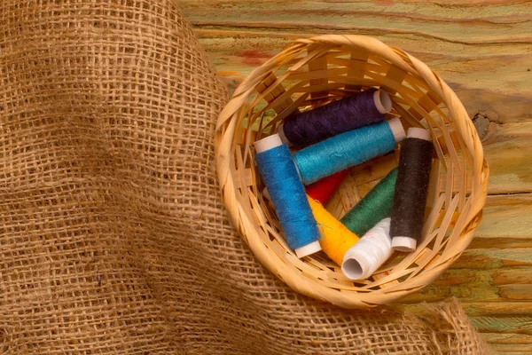 Bocas coloridas de fios na cesta de tecelagem — Fotografia de Stock