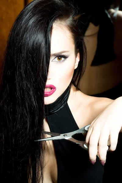 Красивая девушка с длинными черными волосами — стоковое фото