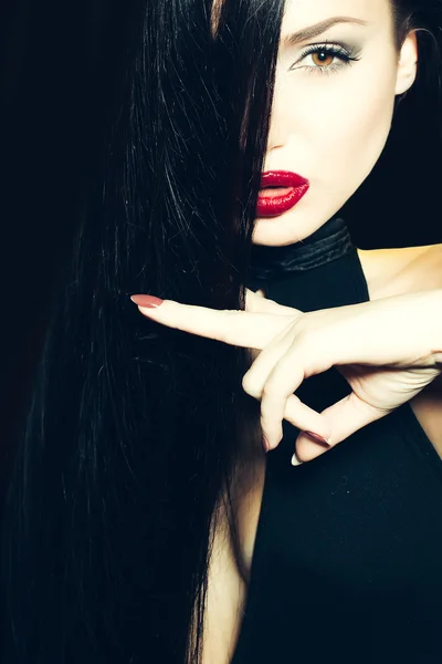 Красивая девушка с длинными черными волосами — стоковое фото