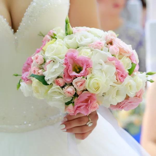 Wedding bouquet in hand — Stock Photo, Image