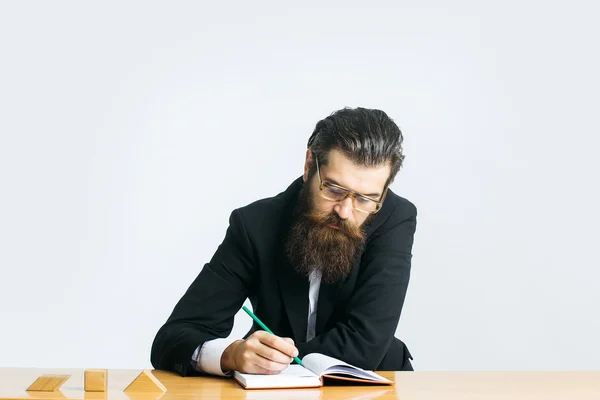 Barbudo hombre profesor en mesa —  Fotos de Stock