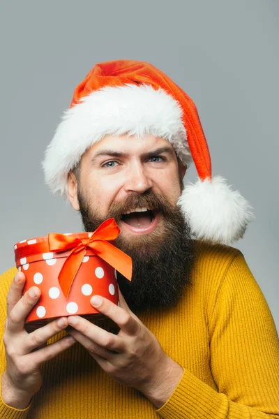 Hombre de año nuevo con caja actual —  Fotos de Stock