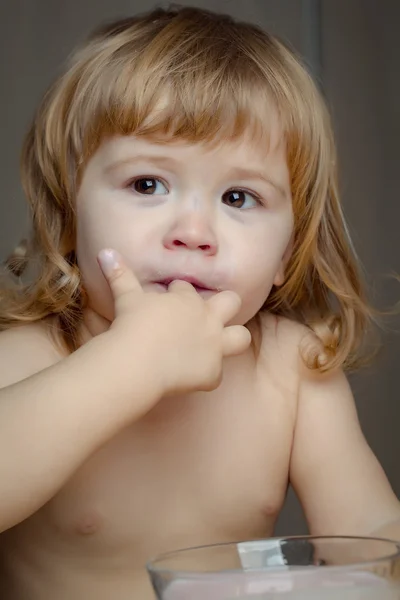 Маленький мальчик ест йогурт — стоковое фото