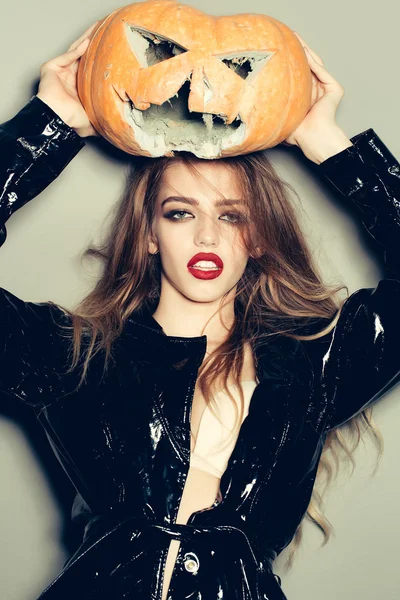 Mooie vrouw met halloween pompoen — Stockfoto