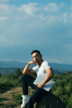 Dizüstü bilgisayar açık ile dalgın kaslı adam