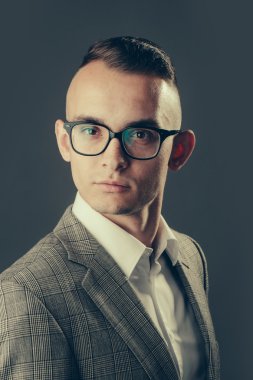 Zarif genç işadamı poz