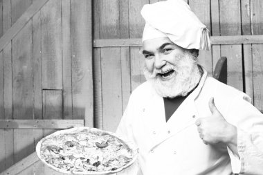 Pizza ile sakallı aşçı