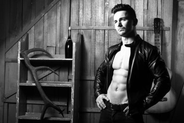 Kaslı adam gitar ile