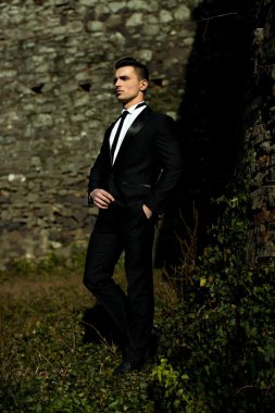 genç adam pozlar açık