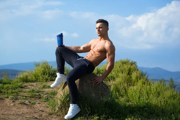 Hombre muscular con botella de agua — Foto de Stock