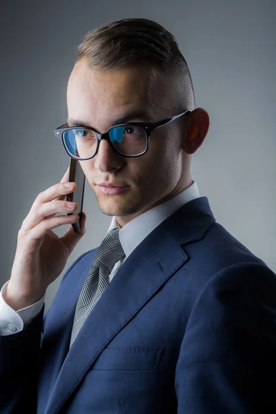 Guy in de glazen met mobiele telefoon — Stockfoto