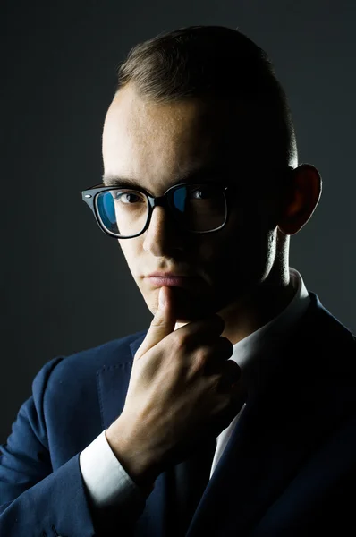 Jeune homme réfléchi dans des lunettes — Photo