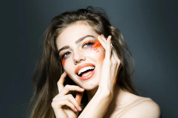 Девушка с оранжевым макияжем — стоковое фото