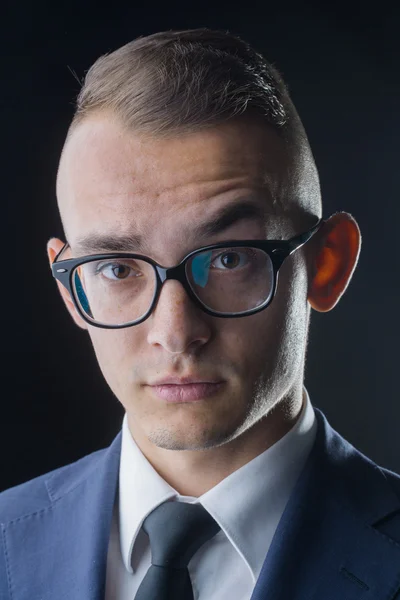 Chico guapo en gafas y chaqueta — Foto de Stock