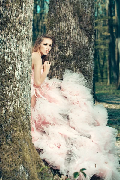 Hübsches Mädchen in der Nähe von Baum — Stockfoto