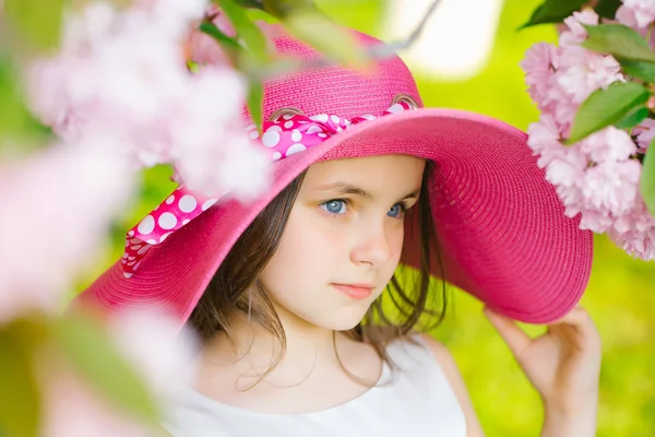 Dziewczyna w kapeluszu z bloom — Zdjęcie stockowe
