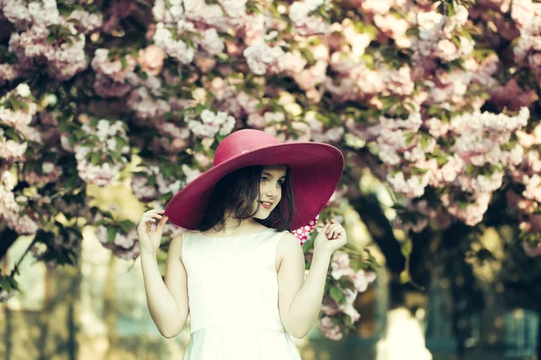 Chica de moda en flor — Foto de Stock