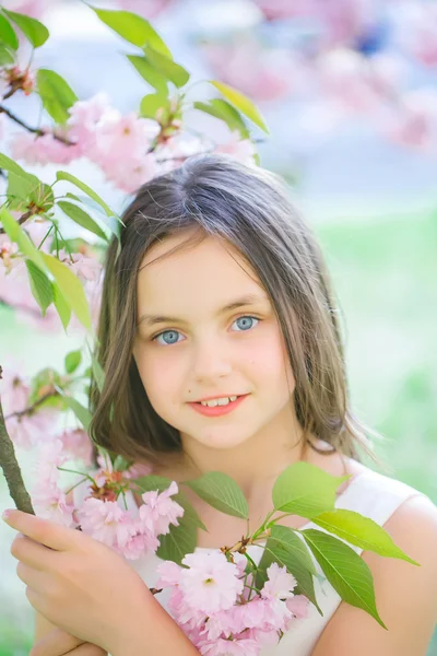 Menina bonita em rosa flor — Fotografia de Stock