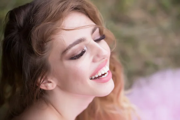 Šťastná mladá žena — Stock fotografie