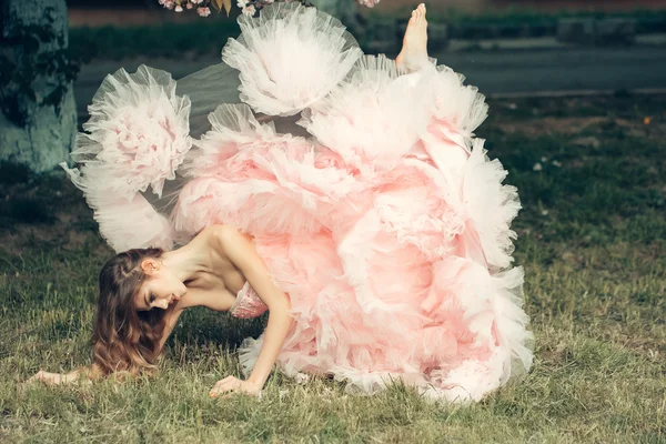 Glamour vrouw op groen gras — Stockfoto