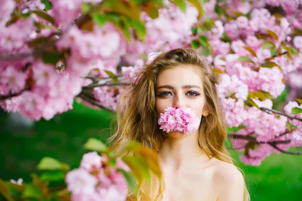 Mulher sensual em flor — Fotografia de Stock