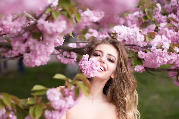 Lycklig kvinna i blossom — Stockfoto