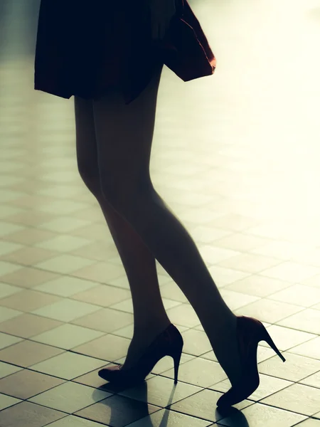 Patas femeninas en zapatos elegantes — Foto de Stock