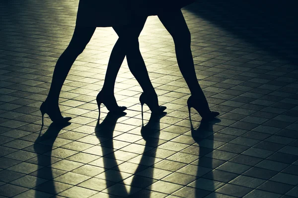 Frauenbeine in modischen Schuhen — Stockfoto