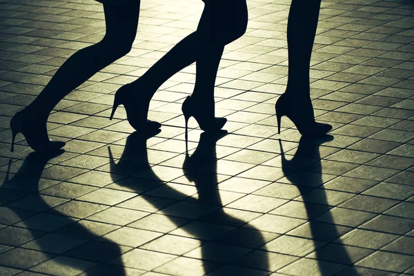 Vrouwelijke benen in stijlvolle schoenen — Stockfoto