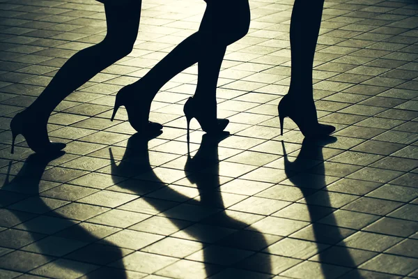 Jambes féminines en chaussures élégantes — Photo