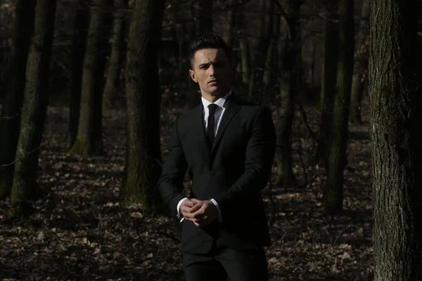 Man poses outdoor in woods — Stock Photo, Image