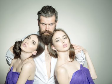 Sakallı adam ve iki kadın