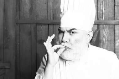 Şapkalı komik aşçı