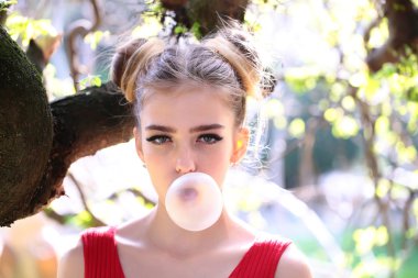 Ağaç bahar çekici kadın