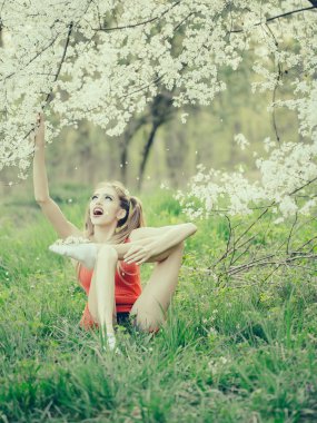 Çiçeği güzel kız