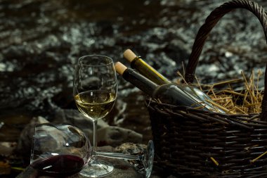 Şarap kadehi ve sepet şişelerde