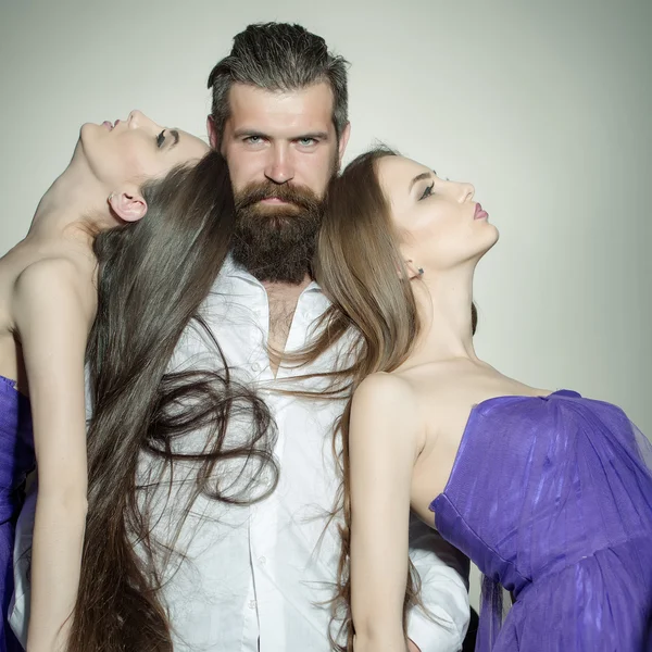 Bearded man and two women — Stock Photo, Image