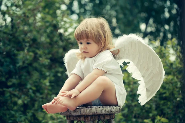 Cupido sulla sedia — Foto Stock