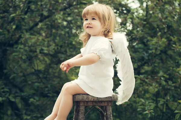 Petit garçon habillé en ange — Photo