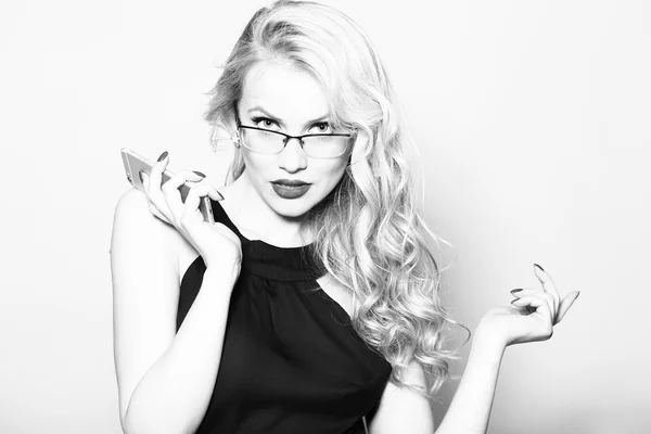 Sexy rubia en gafas con teléfono — Foto de Stock