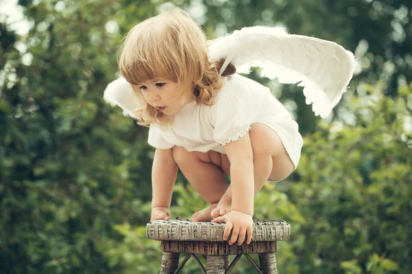 Μικρό αγόρι ντυμένος σαν Άγγελος — Φωτογραφία Αρχείου
