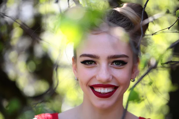 Mulher atraente com árvore de primavera — Fotografia de Stock