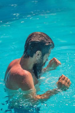 Bilardodaki genç adam