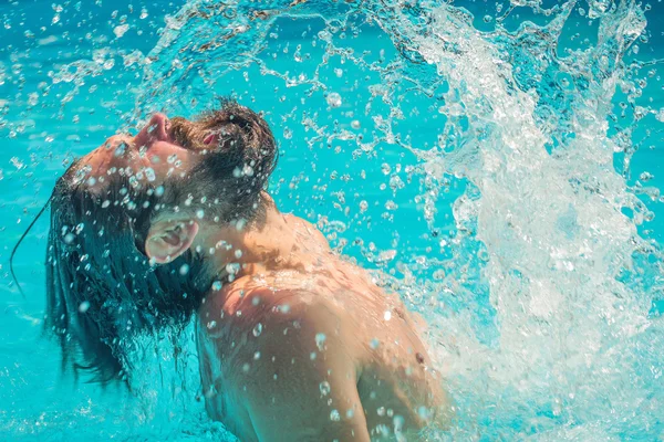 Young man splashing water — Stock Photo, Image