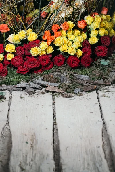 ดอกไม้ตกแต่งดอกกุหลาบและกิ่งไม้ — ภาพถ่ายสต็อก