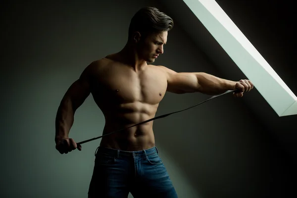 Homem muscular com cinto — Fotografia de Stock