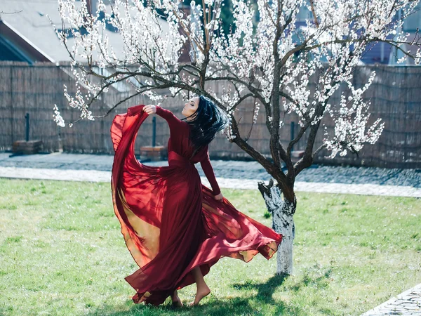 Menina bonita em flor — Fotografia de Stock