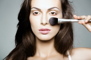 Makyaj fırça ile güzel kadın