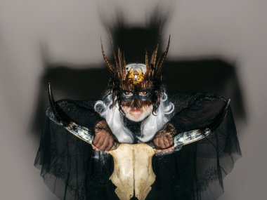 Kafatası ile Gotik adam